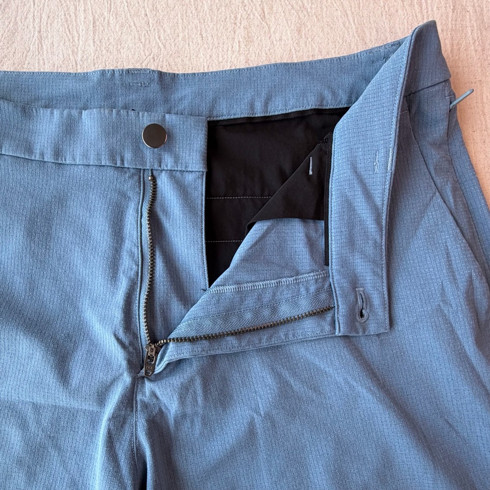 lululemon athletica Men's Slate Blue Flat-Front Shorts size 33 waist - Picture 6 of 7